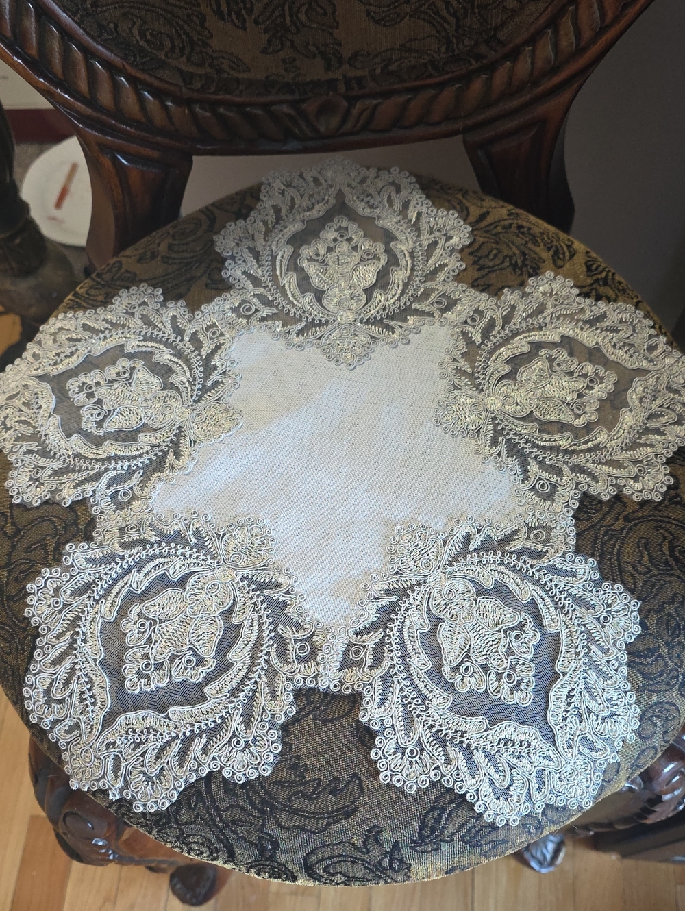 Antique Intricate Scrollwork Linen Table Centerpiece Tasteful Sparkle
